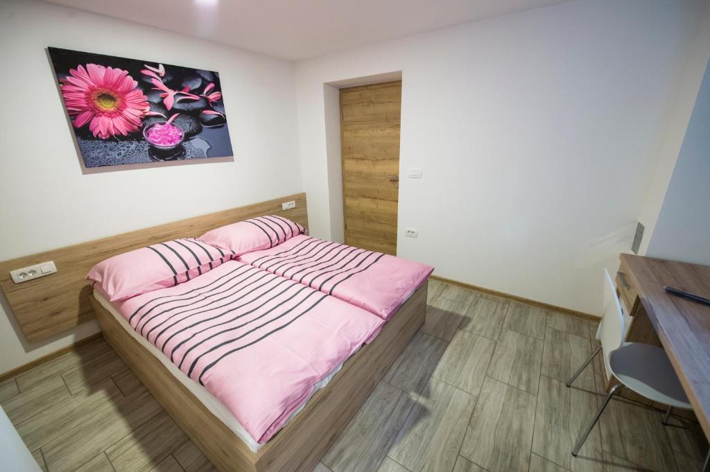 Postel nebo postele na pokoji v ubytování Guesthouse Urša