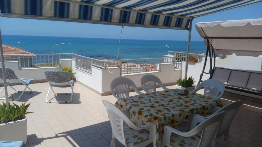 マリーナ・ディ・ラグーザにあるAttico Bellavistaの海を望むバルコニー(テーブル、椅子付)
