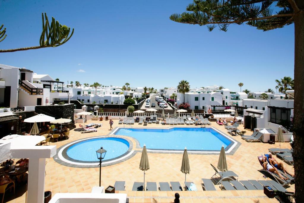 a view of a large swimming pool in a resort at Club Oceano in Puerto del Carmen