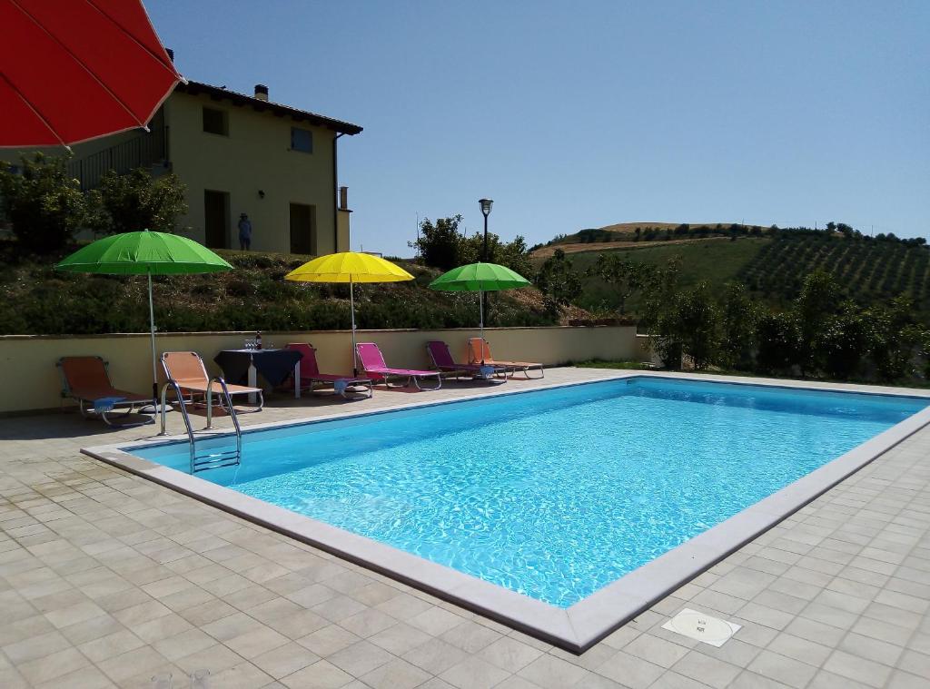 Basen w obiekcie Agriturismo Terra dei Falchi lub w pobliżu