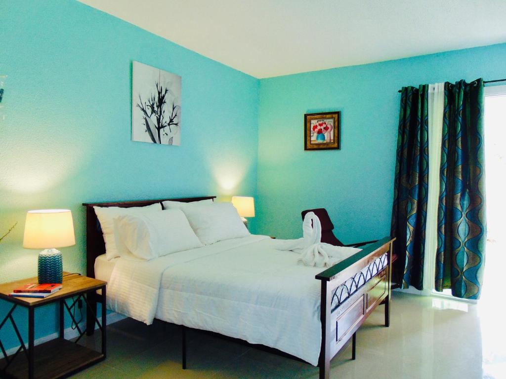 Postel nebo postele na pokoji v ubytování Coco Cabana Apartelle