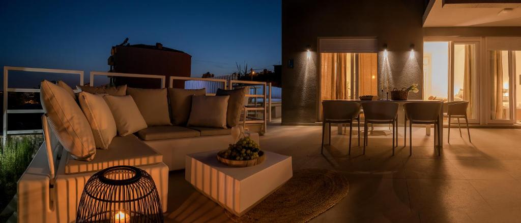 Posedenie v ubytovaní The Pleasurist - apartment with PRIVATE heated pool and terrace