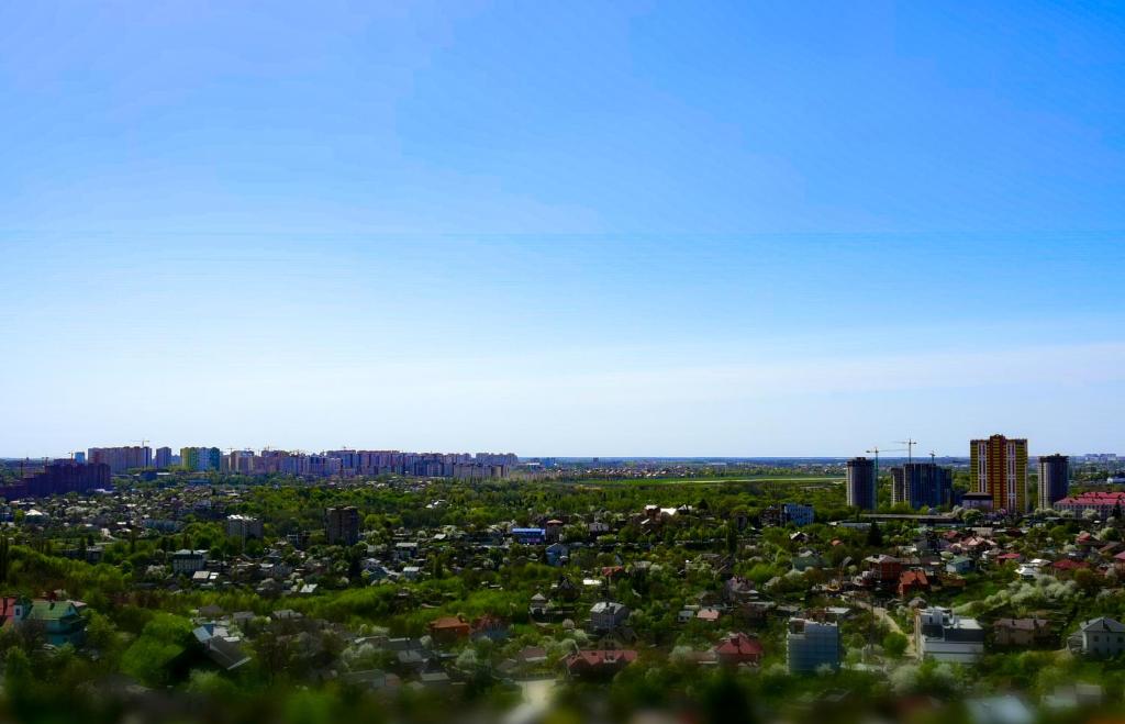 Nespecifikovaný výhled na destinaci Kyjev nebo výhled na město při pohledu z aparthotelu