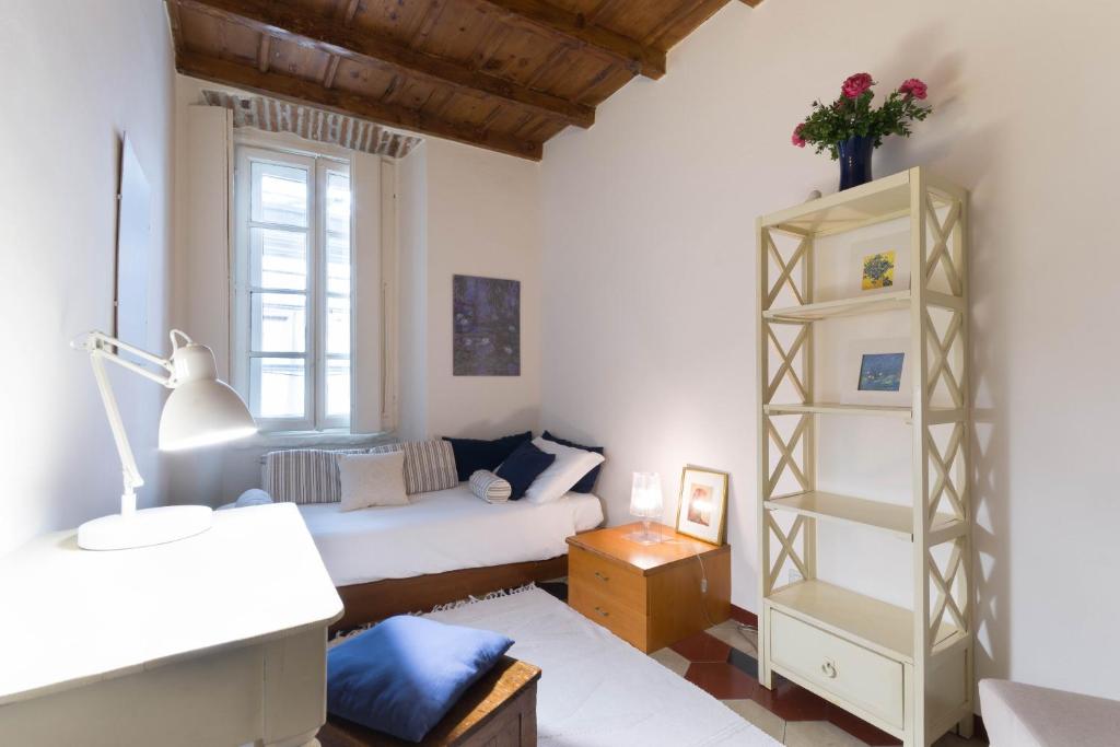 mały pokój z łóżkiem i półką w obiekcie TICINESE 59 APARTMENT w Mediolanie