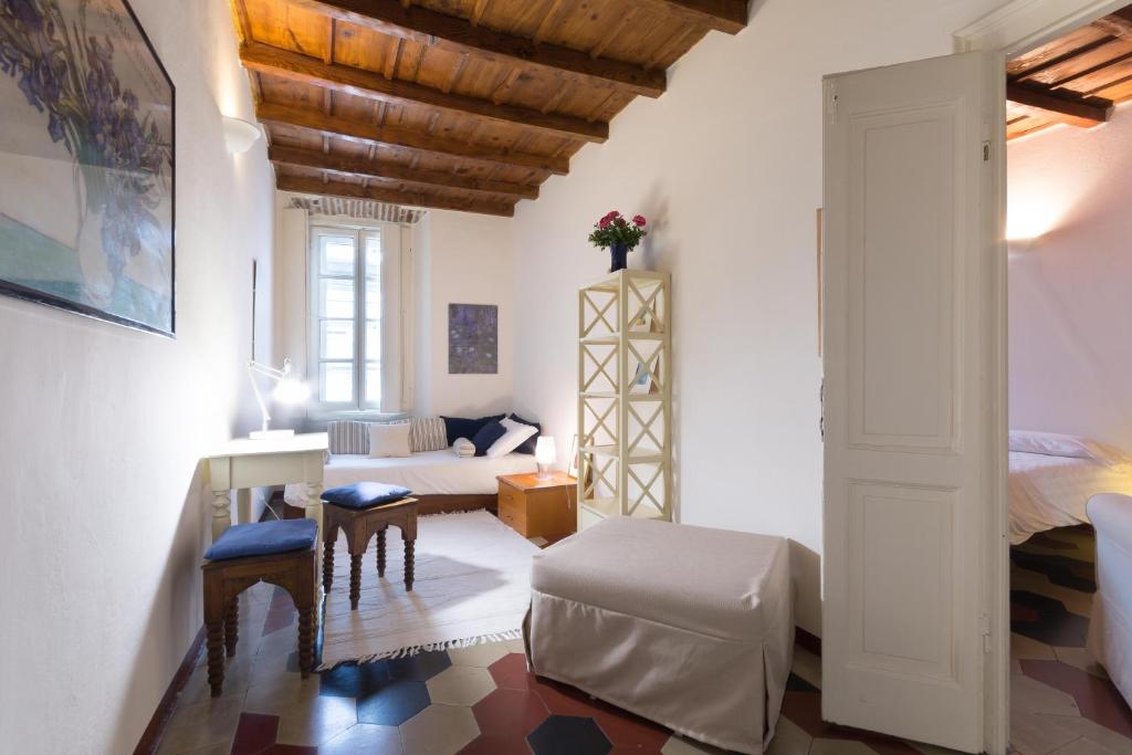 salon z kanapą i stołem w obiekcie TICINESE 59 APARTMENT w Mediolanie