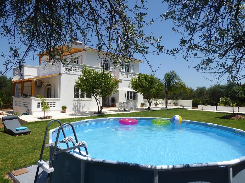 una piscina frente a una casa en Villa Alexia en Souda