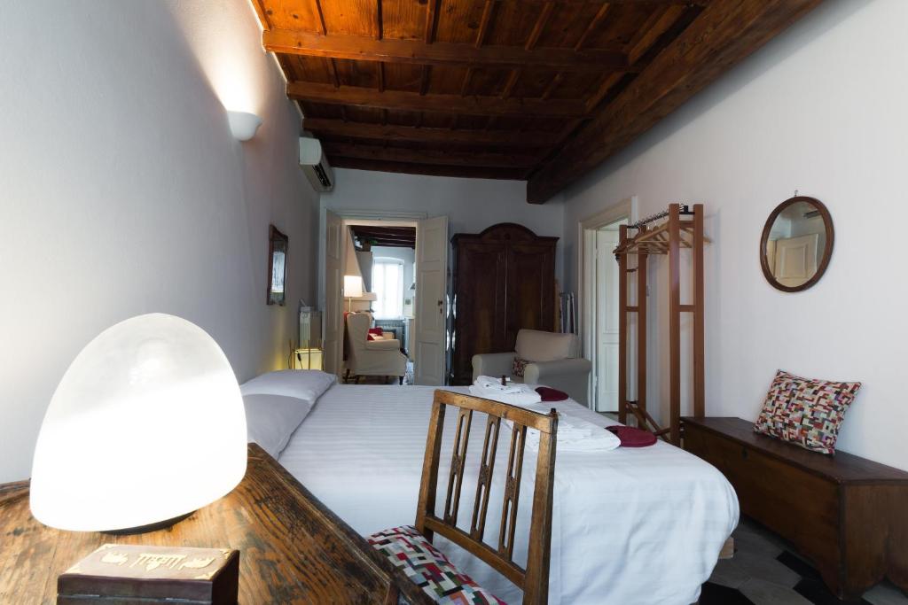 Łóżko lub łóżka w pokoju w obiekcie TICINESE 59 APARTMENT