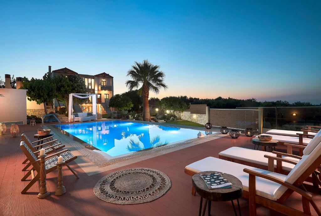 Luxury Villa Margaritaの敷地内または近くにあるプール