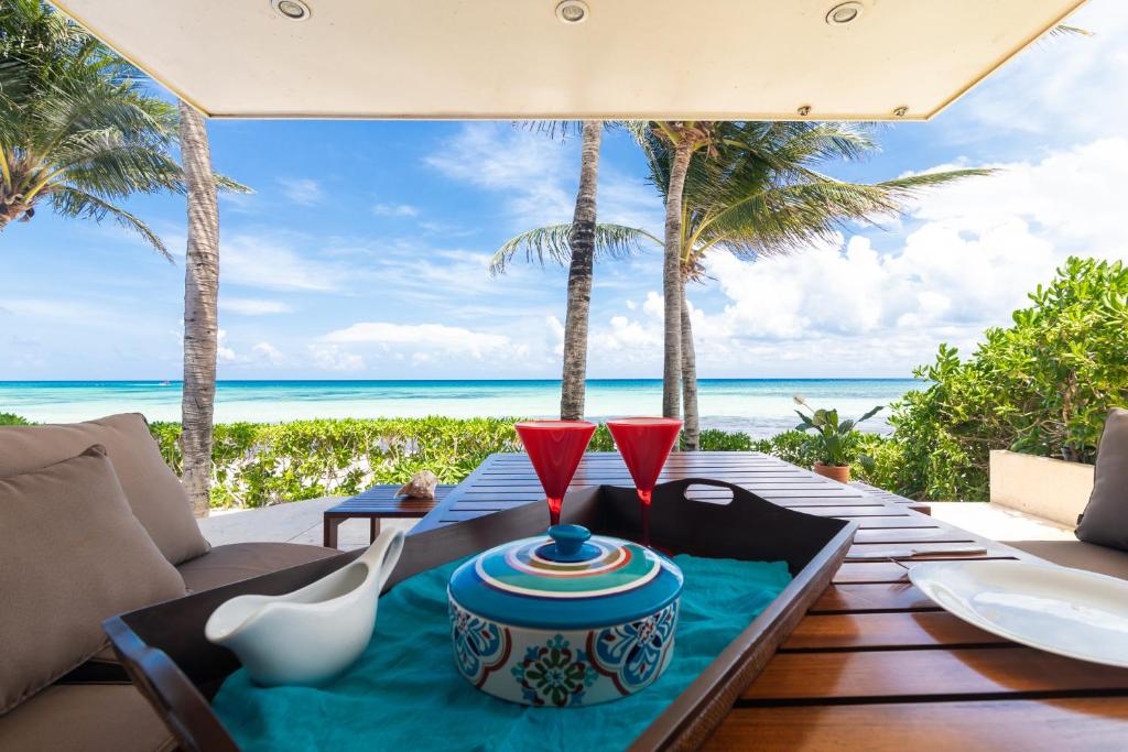 Casa Martini- Oceanfront private pool house for 6
