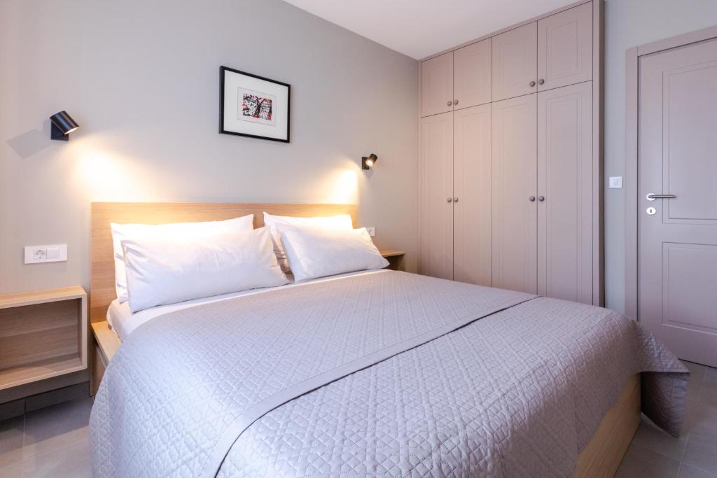 Кровать или кровати в номере Contrada del Nonno Apartments (city center - private parking on-site)