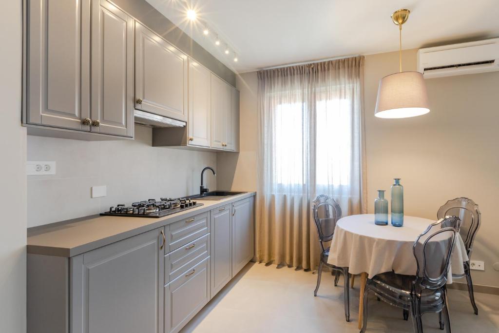 Кухня или мини-кухня в Contrada del Nonno Apartments (city center - private parking on-site)
