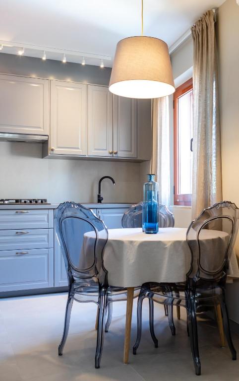 Кухня или мини-кухня в Contrada del Nonno Apartments (city center - private parking on-site)
