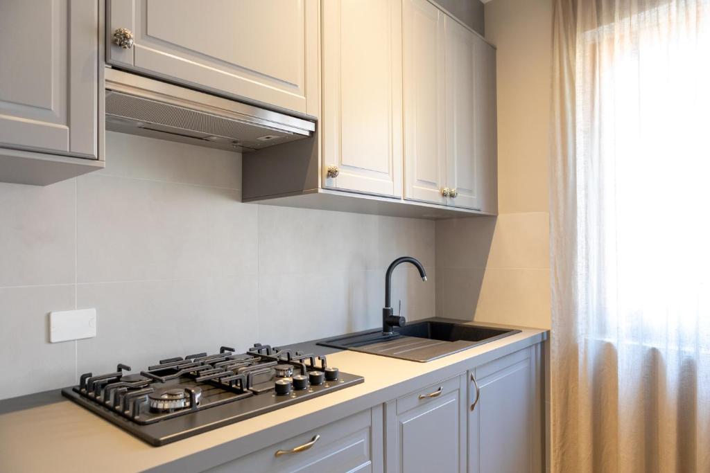 Кухня или мини-кухня в Contrada del Nonno Apartments (city center - private parking on-site)
