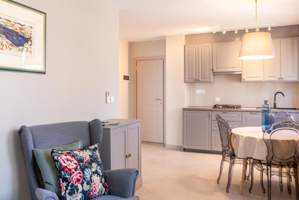 Кухня или мини-кухня в Contrada del Nonno Apartments (city center - private parking on-site)
