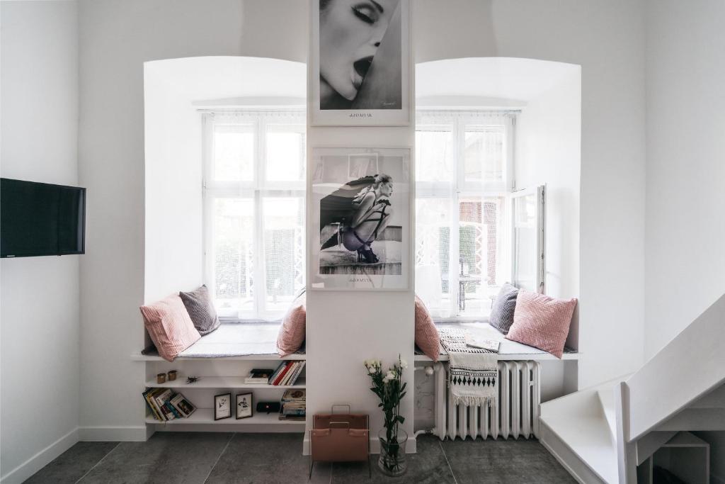 克拉科夫Cosy Place - LoftAffair的客厅拥有白色的墙壁和窗户。