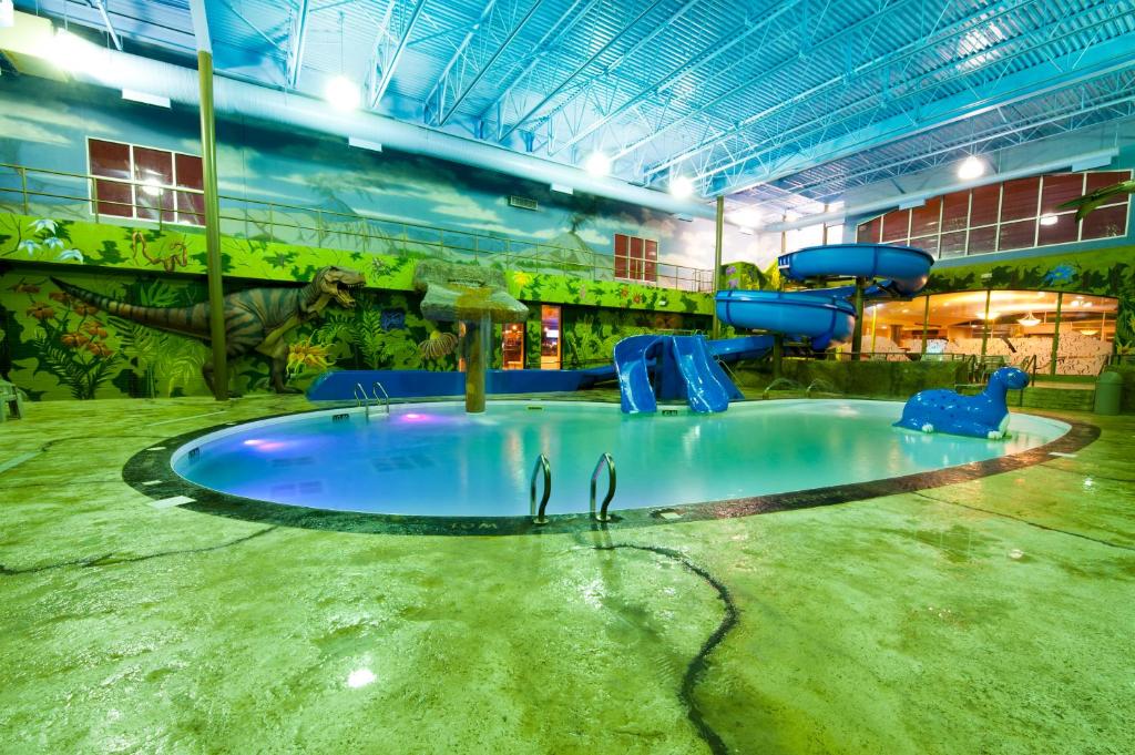 - Piscina en un parque acuático con tobogán en Victoria Inn Hotel and Convention Center Winnipeg, en Winnipeg