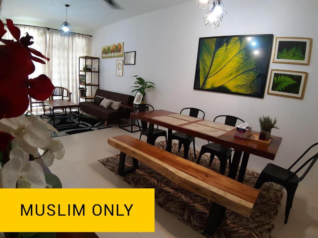 - un salon avec une table en bois et un canapé dans l'établissement ORCHIDD HOMESTAY, à Gambang