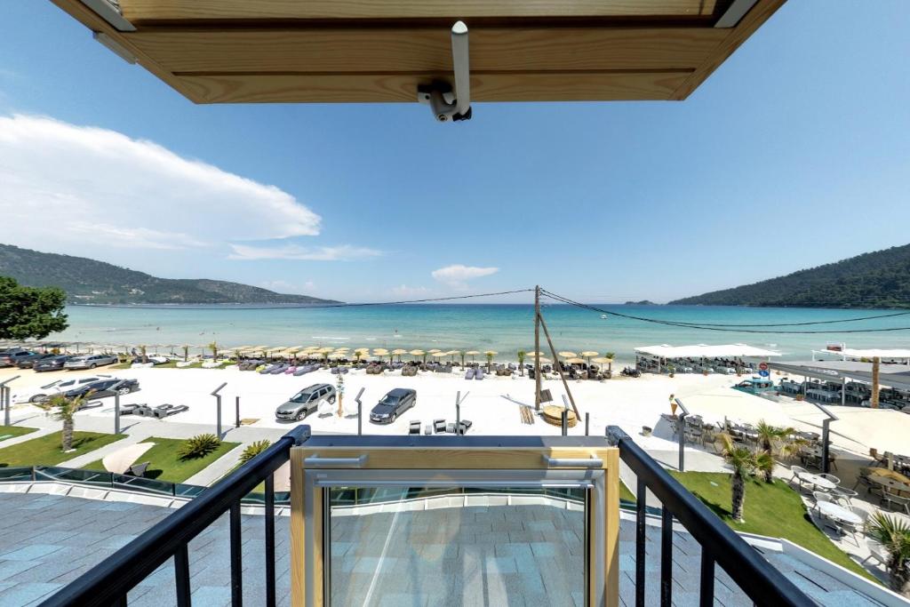 een balkon met uitzicht op het strand en de oceaan bij Barocco Wave Hotel in Skala Potamias