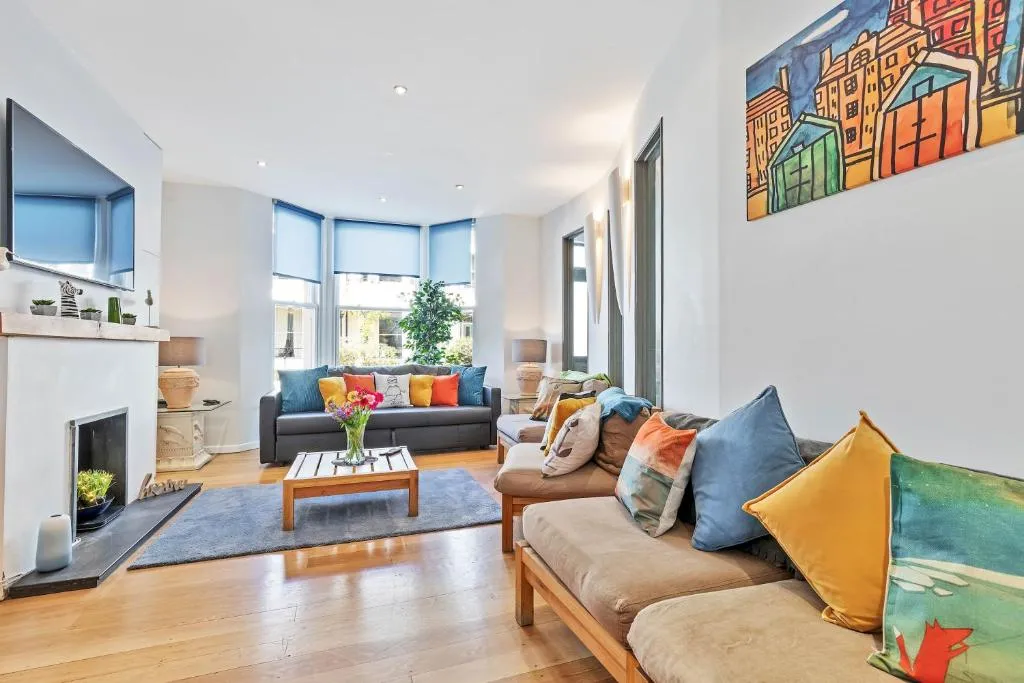 Sunshine Central House - Large luxury group house - Roof terrace - Fast Wifi, Brighton and Hove, United Kingdom