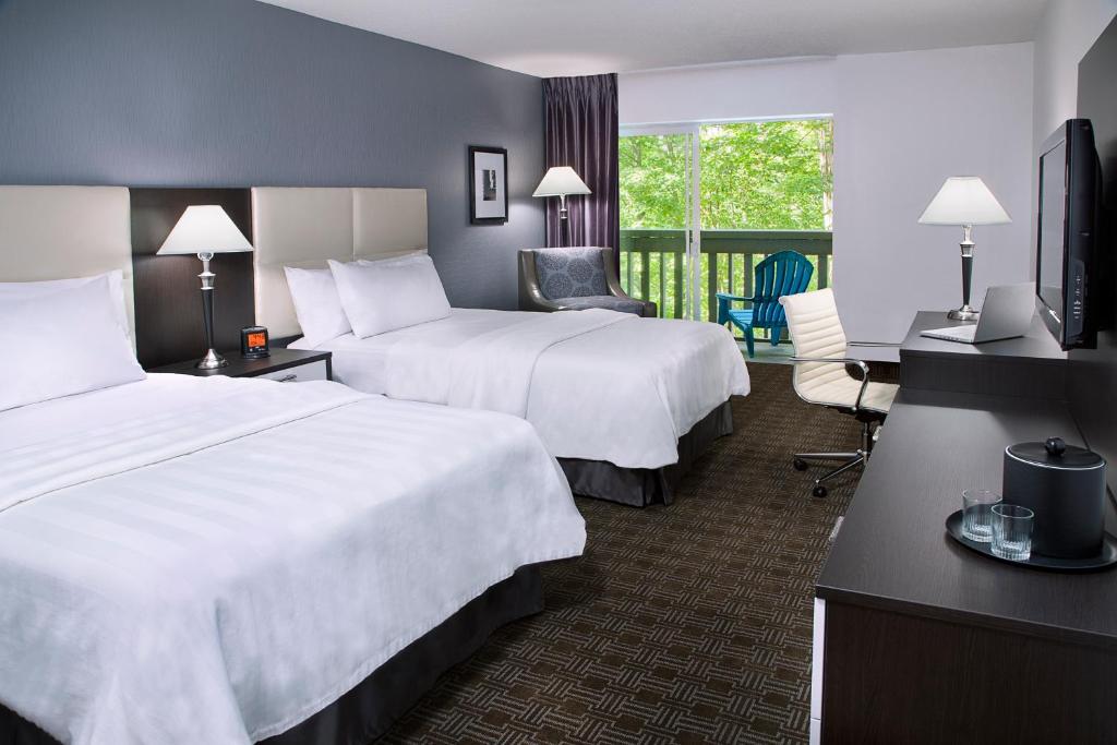 Postel nebo postele na pokoji v ubytování Toronto Don Valley Hotel and Suites