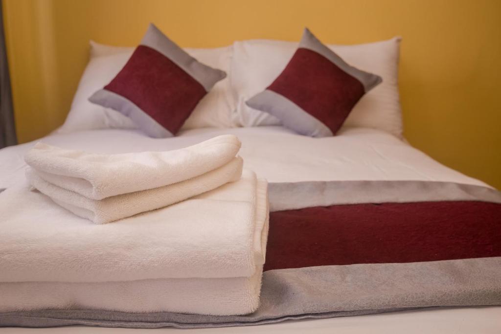 Postel nebo postele na pokoji v ubytování Plus254 Hotel