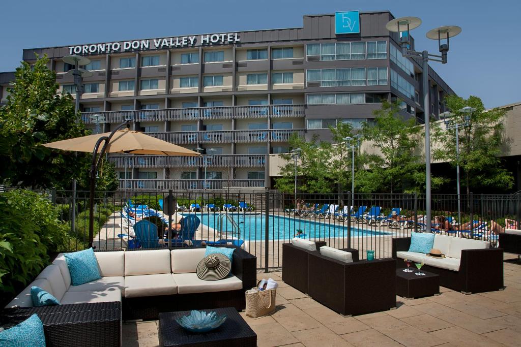 un hotel con piscina con sofás y un hotel en Toronto Don Valley Hotel and Suites en Toronto