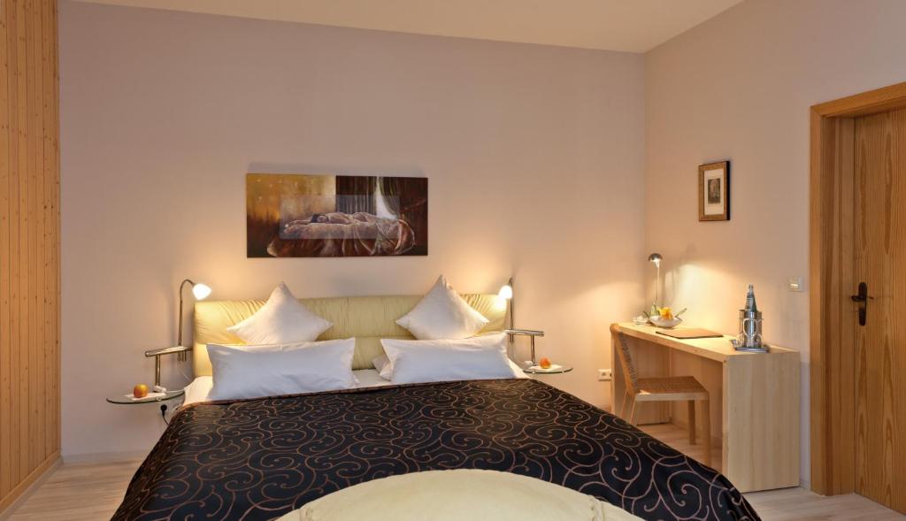 Postel nebo postele na pokoji v ubytování Hotel Am Grudenberg