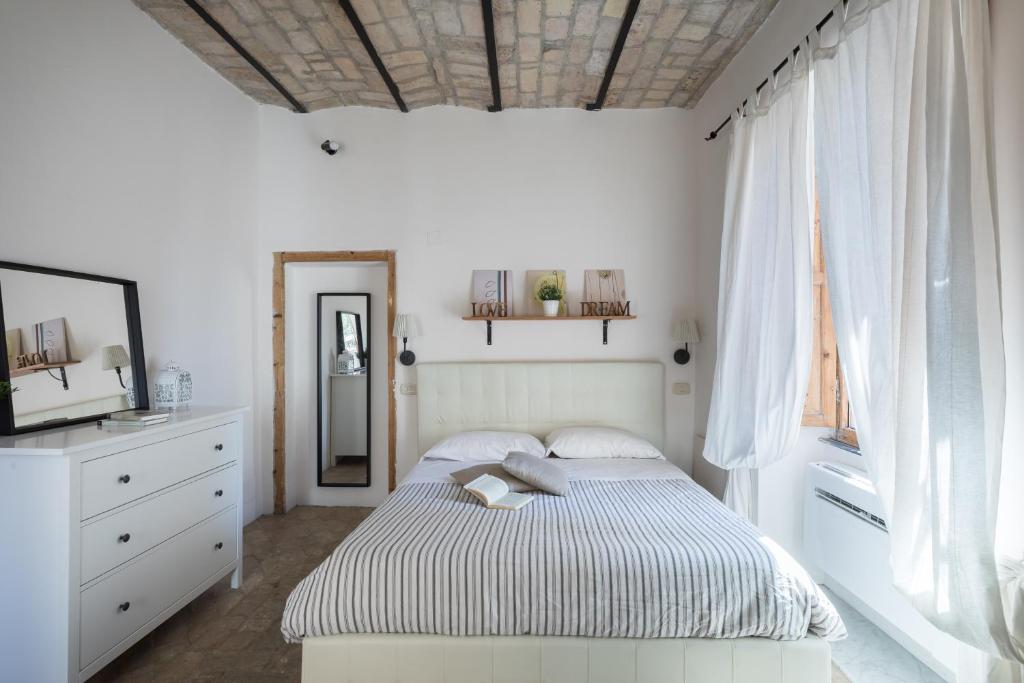 ローマにあるLa Papessa Del Colosseoの白いベッドルーム(ベッド1台、鏡付)