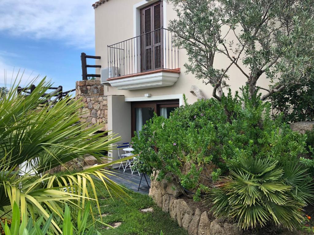 帕勞的住宿－Sardegna home luxury b&b，带阳台的白色房屋,部分种植了植物