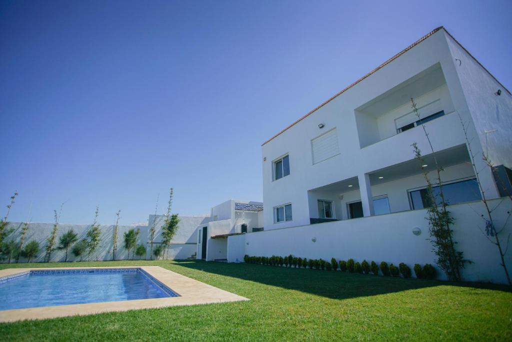 丹吉爾的住宿－Villa Tanger，一座房子前面设有游泳池