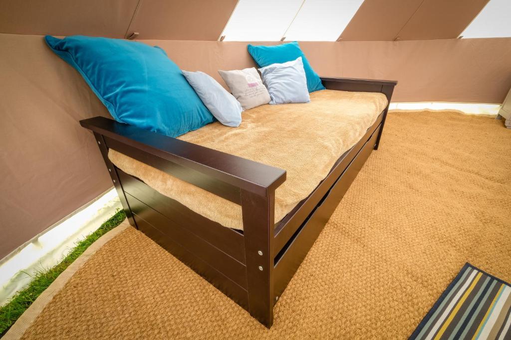 Postel nebo postele na pokoji v ubytování Cool Under Canvas