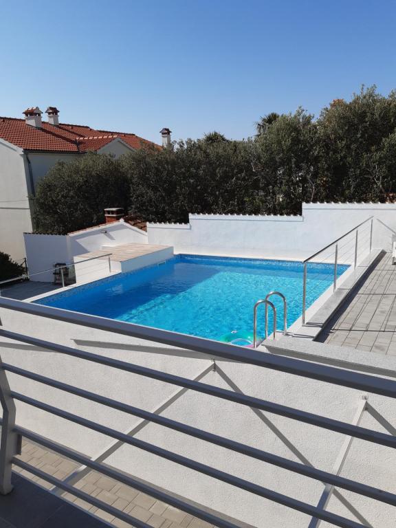 Bazén v ubytování Apartmani Frano nebo v jeho okolí