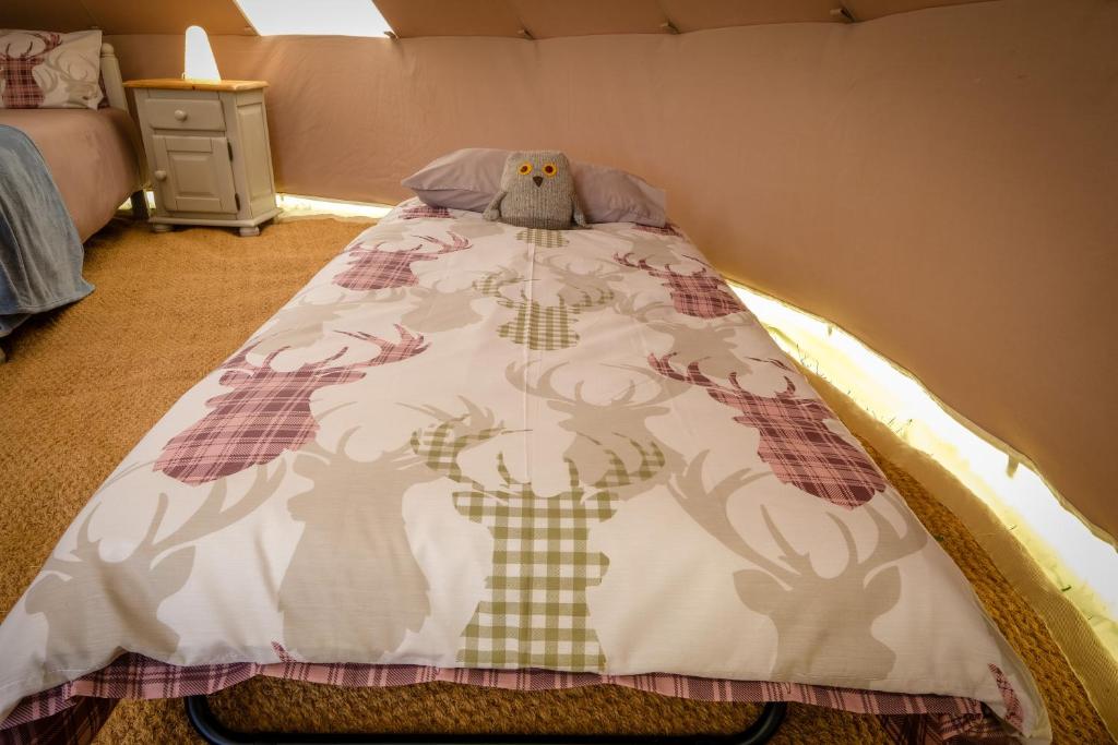 Postel nebo postele na pokoji v ubytování Cool Under Canvas