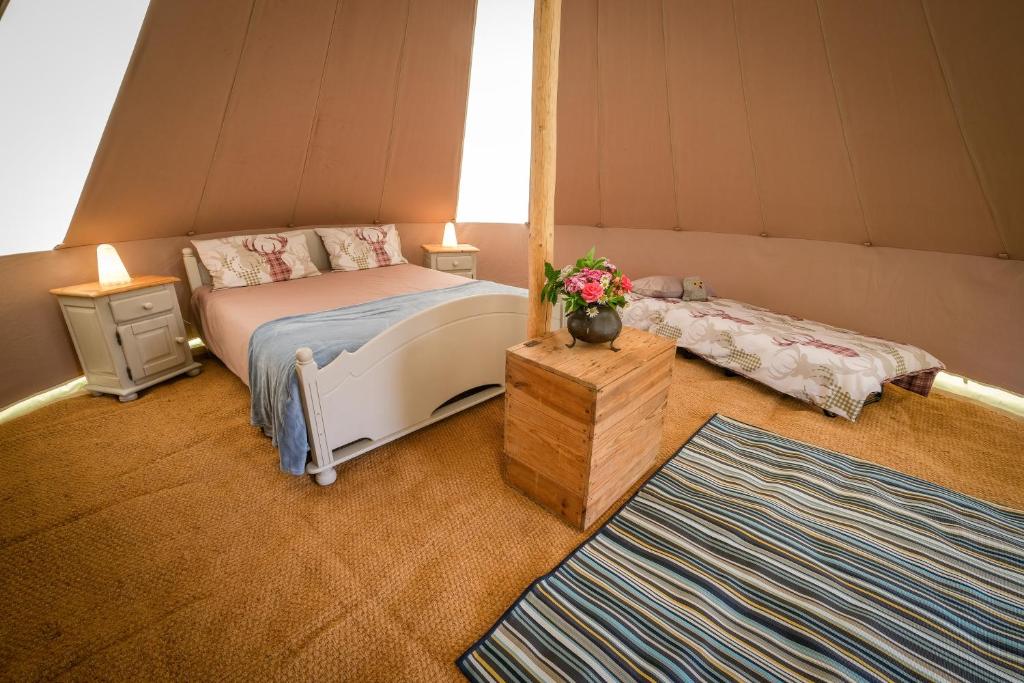 Postel nebo postele na pokoji v ubytování Cool Under Canvas