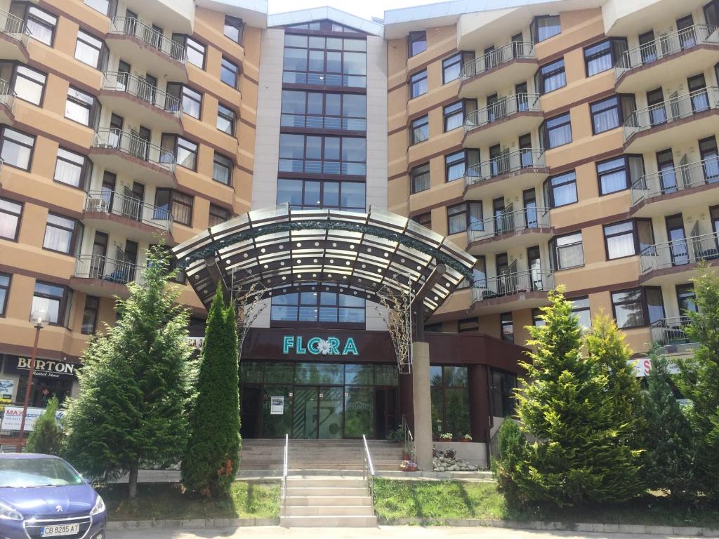 un grand immeuble d'appartements avec une entrée en calèche dans l'établissement VIVA Flora apartment 607A, à Borovets