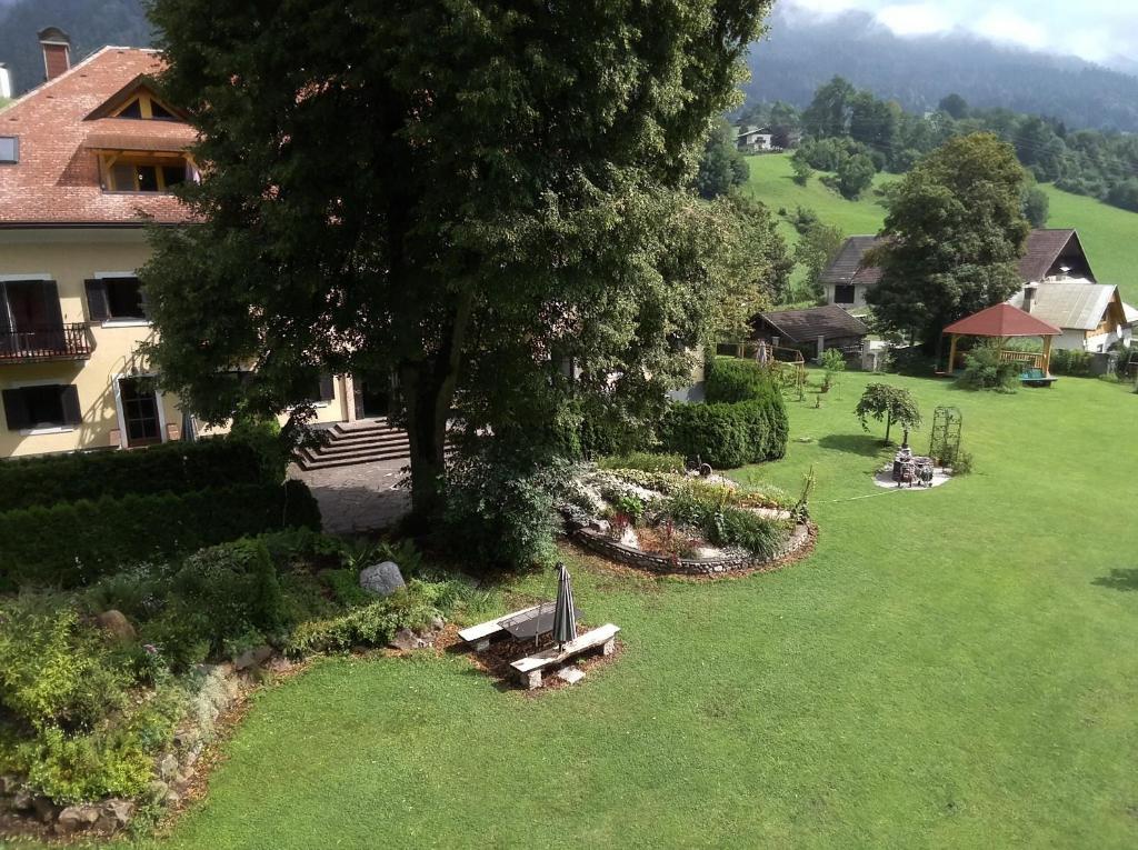 A garden outside Garten- & Loggia-Appartement HERRENHAUS