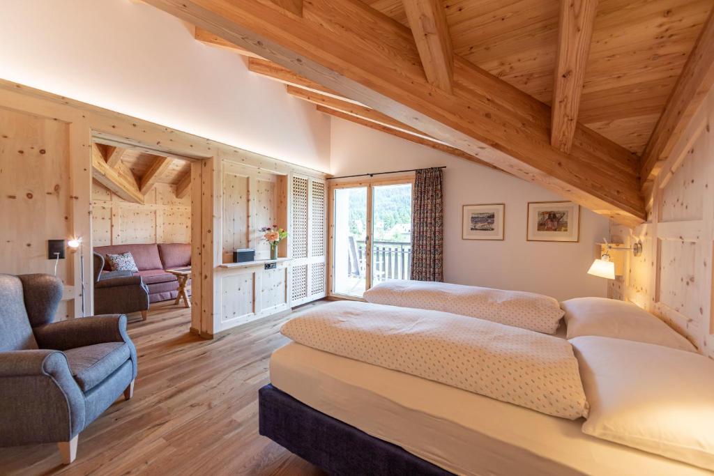 Postel nebo postele na pokoji v ubytování Hotel Chesa Randolina
