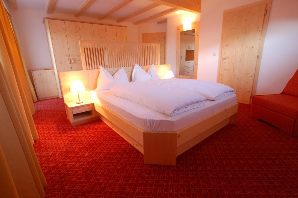 Postel nebo postele na pokoji v ubytování Hotel Laurin