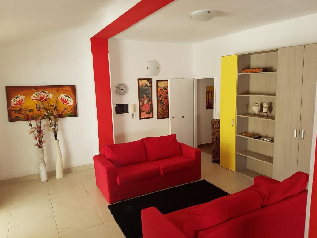 ガリポリにあるVilletta Acquamarina Baia Verdeのリビングルーム(赤いソファ、赤い椅子付)