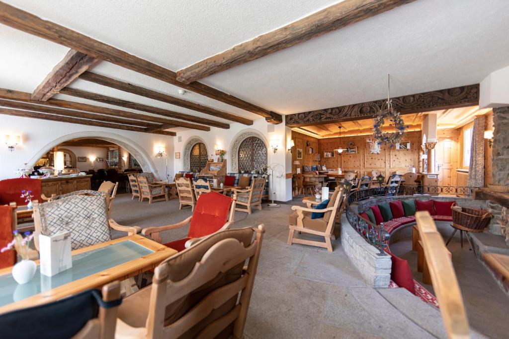 Posezení v ubytování Hotel Chesa Randolina