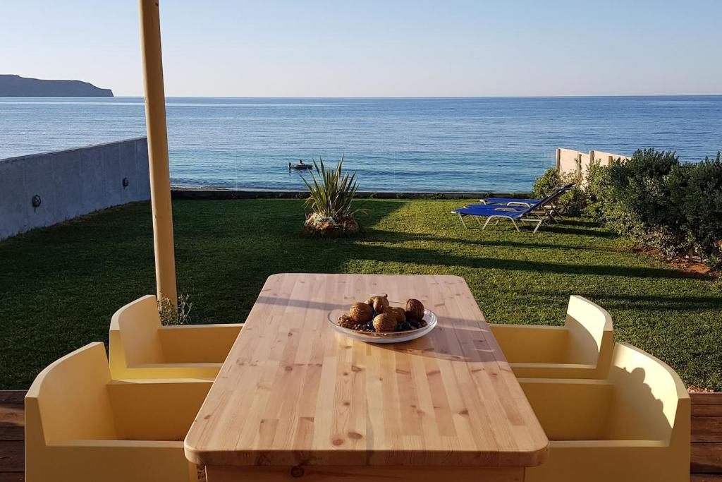 einen Holztisch mit einer Schüssel Essen darüber in der Unterkunft Nautilus house in Stalós