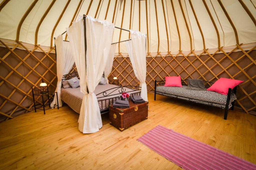 Postel nebo postele na pokoji v ubytování Cool Under Canvas