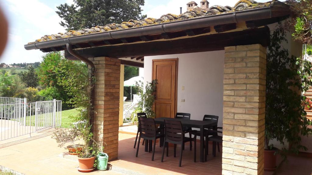 Patio lub wspólna przestrzeń na świeżym powietrzu w obiekcie AGRITURISMO IL PINO - APPARTAMENTO QUERCE