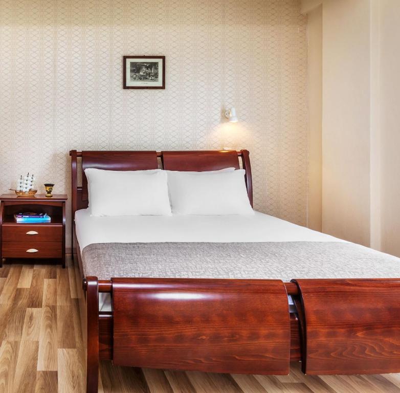 Postel nebo postele na pokoji v ubytování Amfion Hotel
