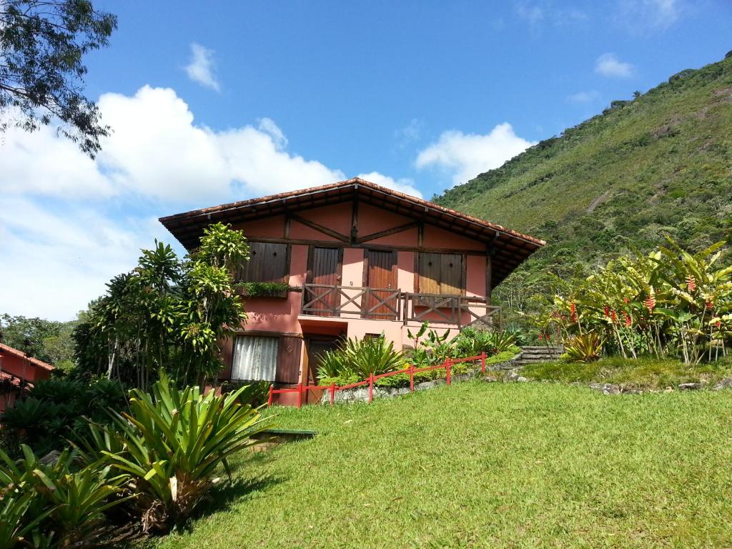 a house with a hill in front of it at Country Ville Hotel in Teresópolis