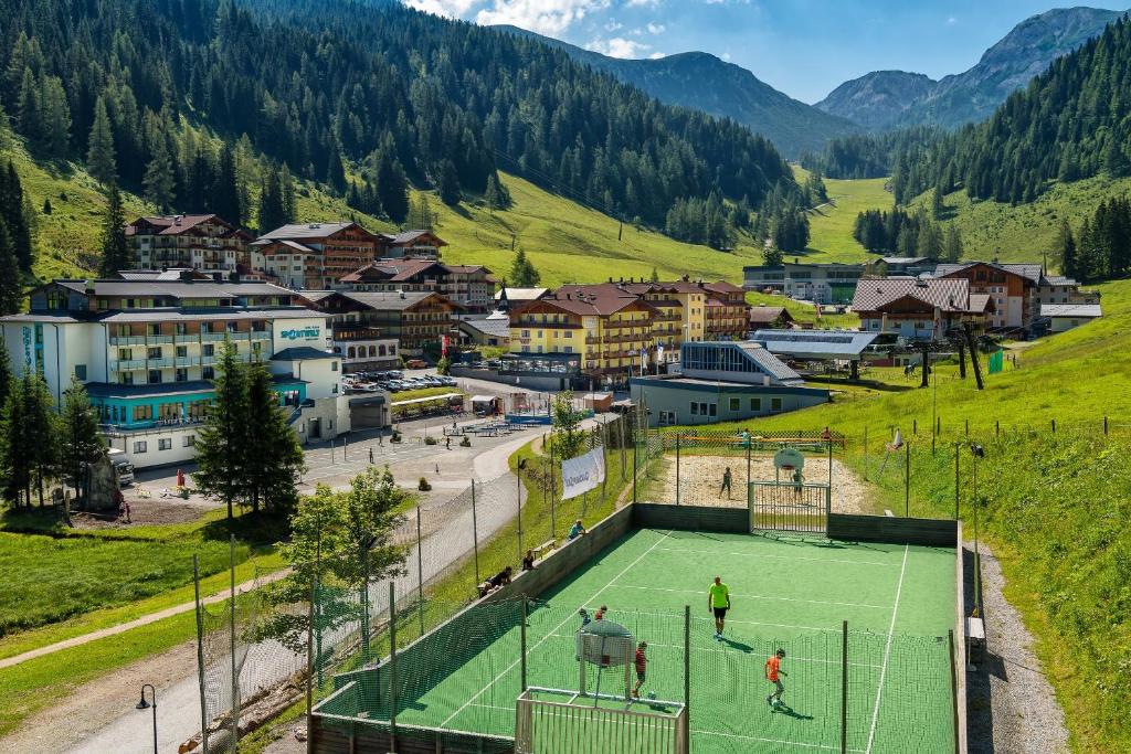 Tennis and/or squash facilities at Hotel Zauchenseehof or nearby