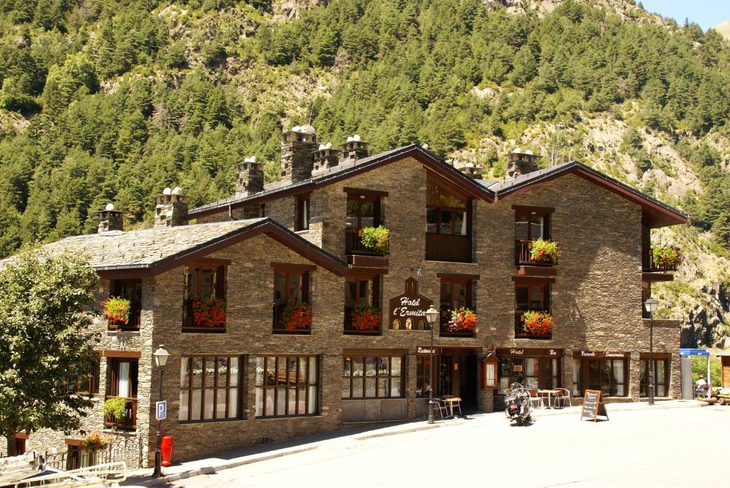 Nespecifikovaný výhled na hory nebo výhled na hory při pohledu z hotelu