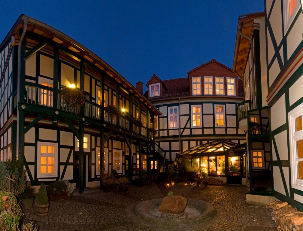 un edificio antiguo con patio por la noche en Hotel Am Grudenberg en Halberstadt