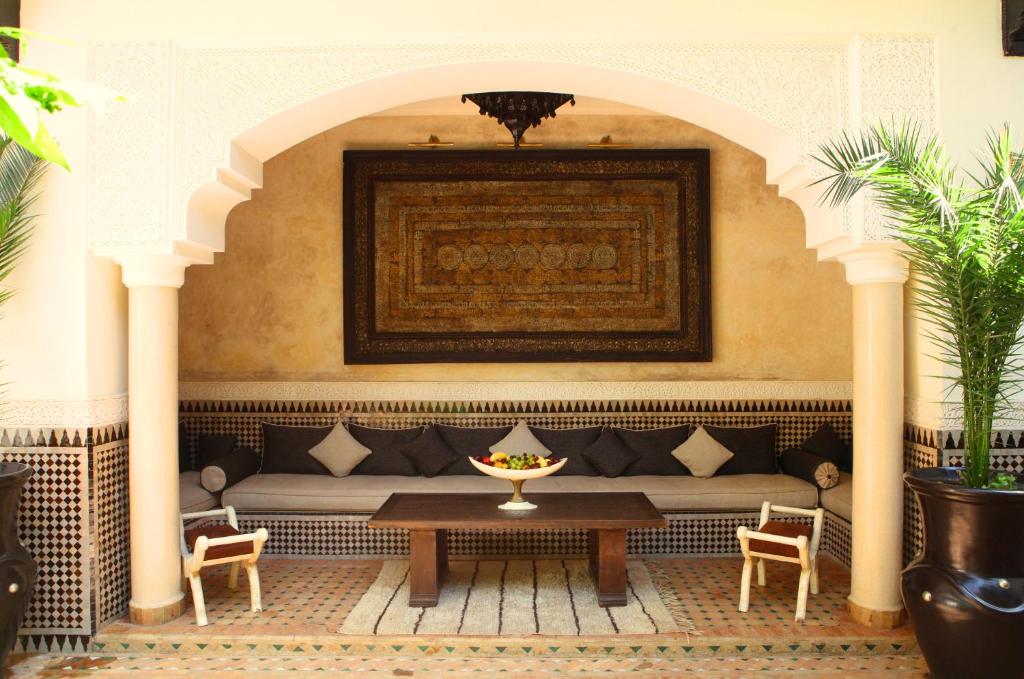un soggiorno con divano e tavolo di Riad ILayka a Marrakech