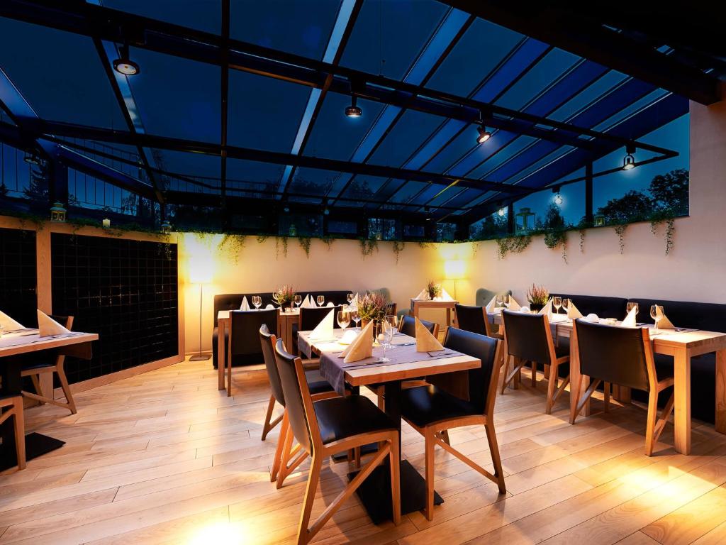 Reštaurácia alebo iné gastronomické zariadenie v ubytovaní VacationClub – Cristal Resort Apartament 414